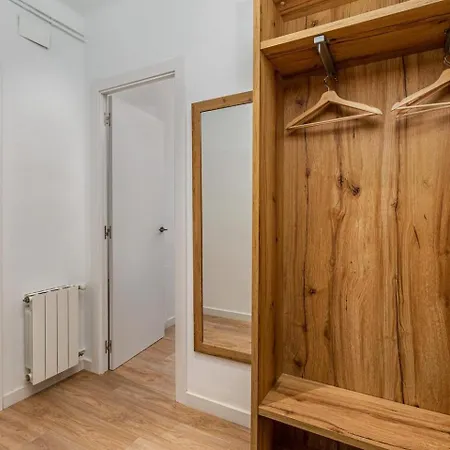 Poble Sec 3br 2ba Balcony Sleeps 7 Apartman