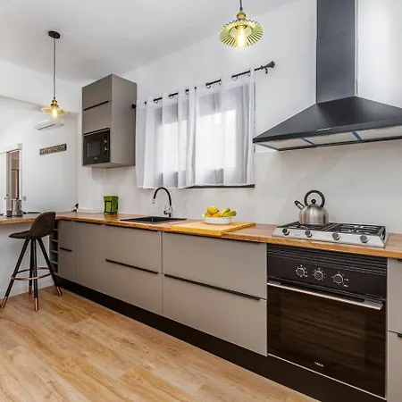 Poble Sec 3br 2ba Balcony Sleeps 7 Apartman